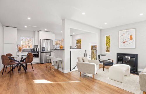 Congress Park Cabaña | Luxury Urban Oasis: Cozy Cottage with Prime Location