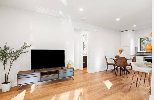 Congress Park Cabaña | Luxury Urban Oasis: Cozy Cottage with Prime Location