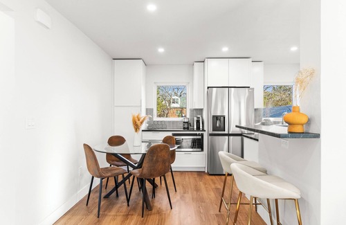Congress Park Cabaña | Luxury Urban Oasis: Cozy Cottage with Prime Location