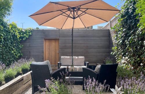 London Borough of Hounslow Apartamento | Luxury Urban Oasis with Garden and Private Studio