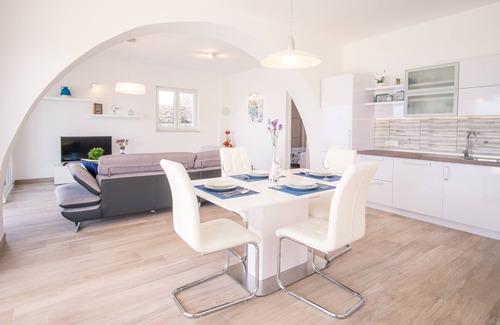 Vrbnik Apartamento | Apartamento de lujo en una villa nueva con piscina privada infinita y magníficas vistas al mar.