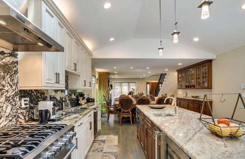Des Plaines Casa | Luxury Vacation Home Rental ~ 20 Mi to Chicago!