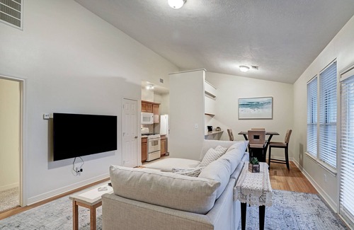 Clear Lake Shores Condominio | Luxury vacation Kemah, TX condo. Bars and restaurants within walking distance.