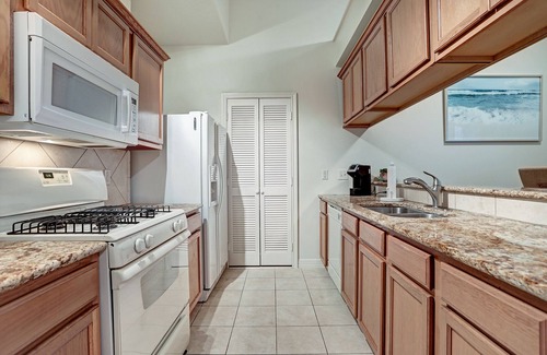 Clear Lake Shores Condominio | Luxury vacation Kemah, TX condo. Bars and restaurants within walking distance.