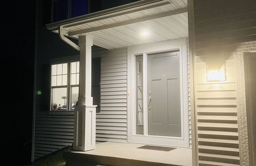 Hartford Casa | Luxury Vacation Smart Home w/ Hot-tub, Home Theatre & XBOX