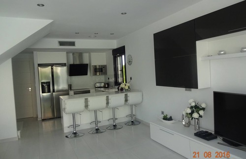 Los Cuarteros Villa | Villa de lujo con 4 camas, piscina privada climatizada, jacuzzi para 6 personas, a pie de playa.