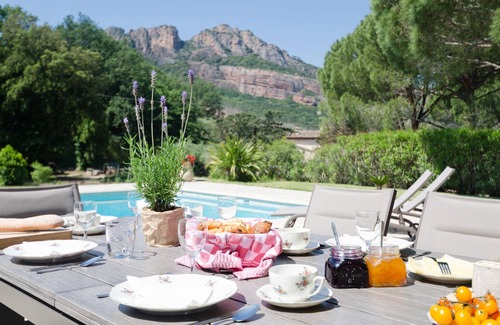 Roquebrune-sur-Argens Villa | Villa excepcional entre tierra y mar para 10 a 12 personas