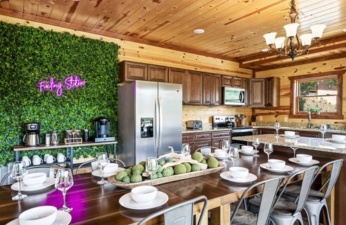 Caton Cabina | Luxury Views, Sparkling Pool, Giant Theater Oh My!