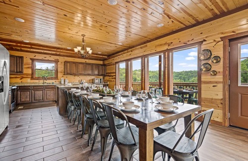 Caton Cabina | Luxury Views, Sparkling Pool, Giant Theater Oh My!