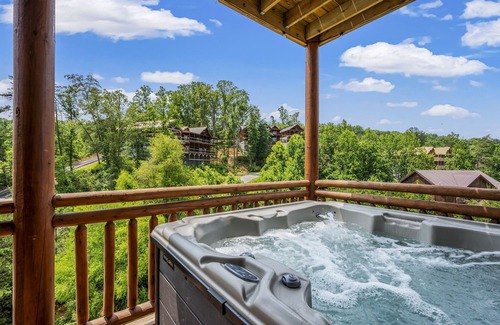 Caton Cabina | Luxury Views, Sparkling Pool, Giant Theater Oh My!