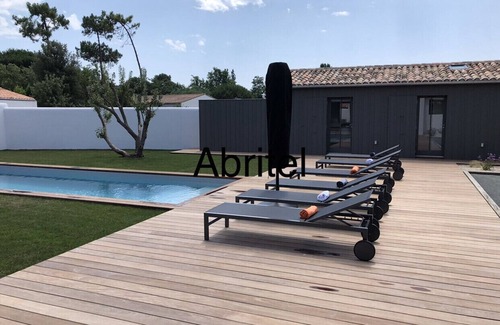Le Bois-Plage-en-Re Villa | Nueva villa de arquitecto, piscina, playa ajardinada y tiendas a pie.