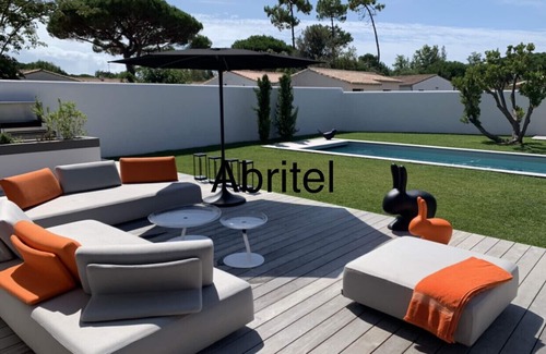 Le Bois-Plage-en-Re Villa | Nueva villa de arquitecto, piscina, playa ajardinada y tiendas a pie.