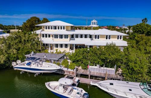 Marathon Villa | Luxury Villa-60 ft Pool-Jacuzzi-Endless Amenities-