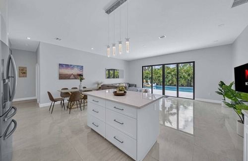 Golden Glades Villa | Luxury Villa Amara w/ Heated Pool Sauna Gym BBQ