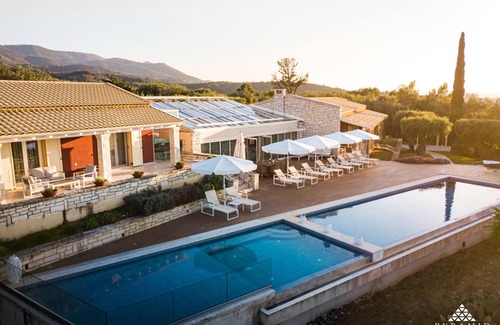 Agios Spyridon Corfu Villa | Villa-Baño en la habitacion-Luxury Villa Aphrodite