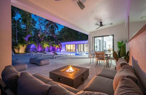 Golden Glades Casa | Luxury Villa Azure with Heated Pool 20 minutes to Beach