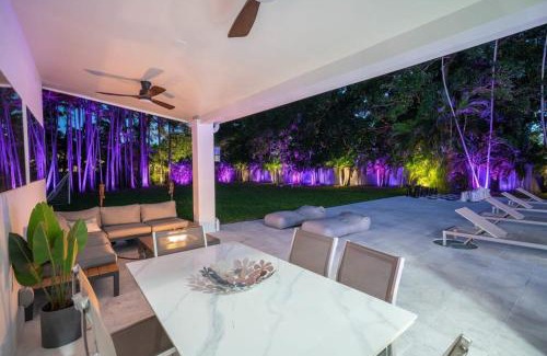 Golden Glades Casa | Luxury Villa Azure with Heated Pool 20 minutes to Beach
