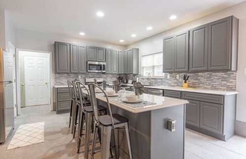 East Stroudsburg Apartamento | Hot Tub-Chef's Kitchen-King Suite-Game Room-Fenced Yard-Fire Pit-BBQ