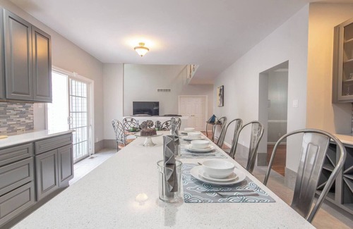 East Stroudsburg Apartamento | Hot Tub-Chef's Kitchen-King Suite-Game Room-Fenced Yard-Fire Pit-BBQ