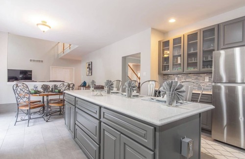 East Stroudsburg Apartamento | Hot Tub-Chef's Kitchen-King Suite-Game Room-Fenced Yard-Fire Pit-BBQ