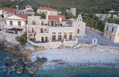 Neon Oitylo Casa | Luxury villa in front of the sea for 8 people