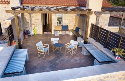 Neon Oitylo Casa | Luxury villa in front of the sea for 8 people
