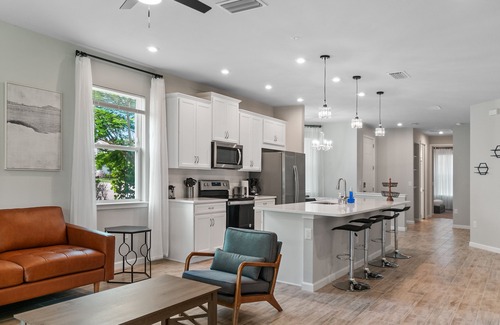 East Naples Villa | Luxury Villa in Naples- 2 Bedroom, Near Botanical Gardens, Community Pool & Gym