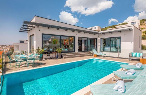 Businci Villa | Luxury Villa Riva with Infinity Pool