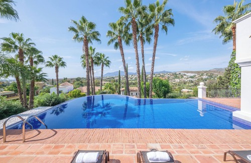 Nueva Milla de Oro Villa | "Villa Sildavia" con piscina, jardín, terraza, balcón, aire acondicionado y Wi-Fi