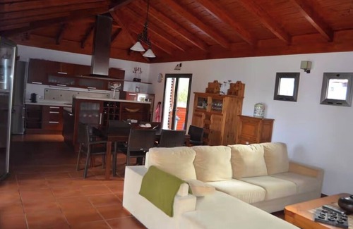 Tacoronte Chalet De Esquí | Chalet de lujo con hidromasaje y vistas al mar y al Teide.