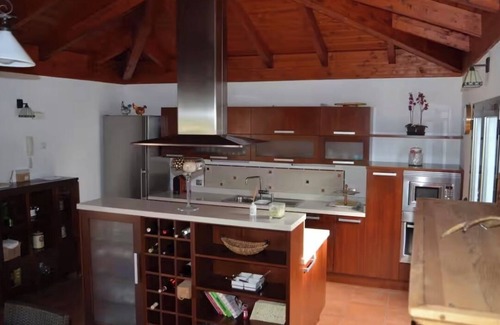Tacoronte Chalet De Esquí | Chalet de lujo con hidromasaje y vistas al mar y al Teide.