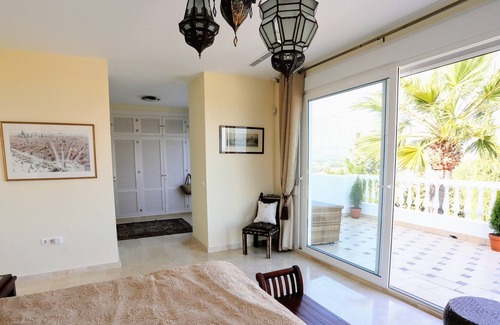 Nueva Andalucia Hotel | Villa de lujo con impresionantes vistas y jardín