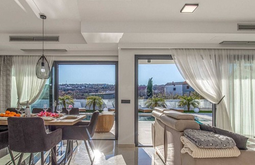 Krk Cabina | Casa de campo de lujo en Krk con piscina cubierta y al aire libre