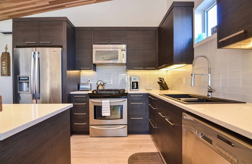 Campbell River Villa | Villa de lujo con bañera de hidromasaje y playa privada de arena.