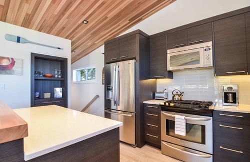 Campbell River Villa | Villa de lujo con bañera de hidromasaje y playa privada de arena.