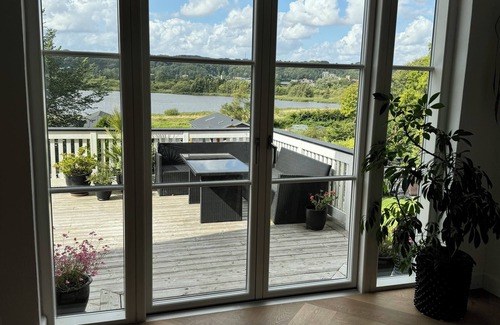 Vejle Casa | Villa con bosque en el patio y vista al lago