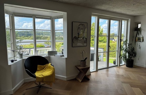 Vejle Casa | Villa con bosque en el patio y vista al lago