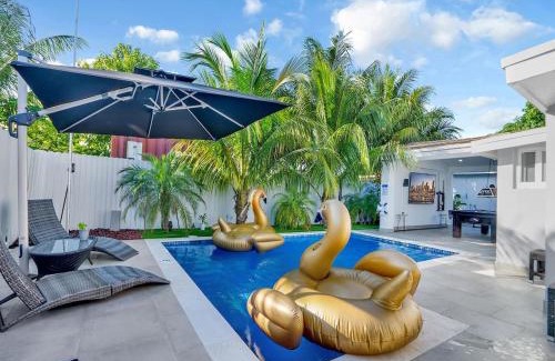 Miami Gardens Villa | Luxury Villa with Heated Pool, Jaccuzzi, Gym, Games and More