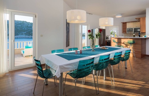 Razanj Villa | Villa de lujo con piscina climatizada, a 15 metros del mar, total privacidad.