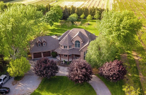Jordan Harbour Casa | Luxury Villa with Pool & Hot Tub in Niagara Wine Country