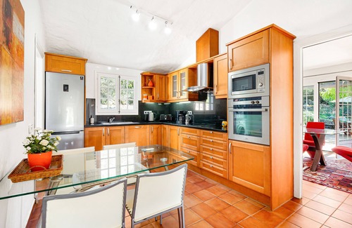 Platges de Fornells Villa | Villa de lujo con piscina, jacuzzi y vistas al mar y 5 minutos a pie de tiendas / restaurantes