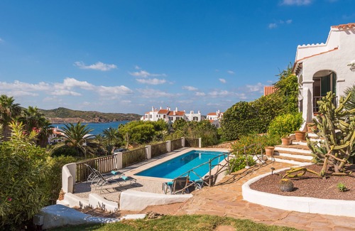 Platges de Fornells Villa | Villa de lujo con piscina, jacuzzi y vistas al mar y 5 minutos a pie de tiendas / restaurantes