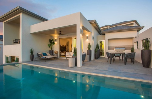 Calvigny Villa | Villa de lujo con piscina de borde infinito, vista al mar y playa de acceso privado.