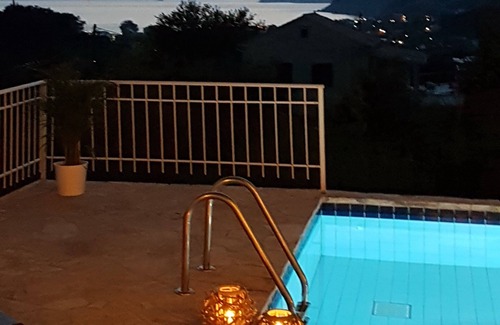 Arillas Villa | Villa de lujo con piscina privada y vistas al mar y al atardecer.