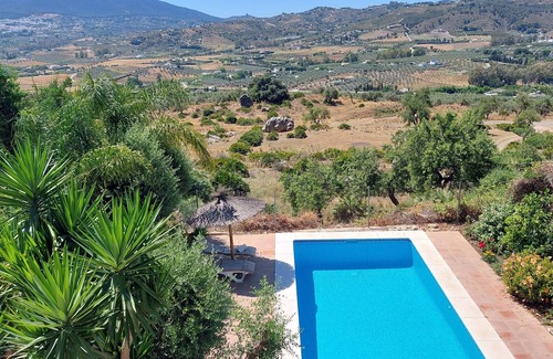 Coin Villa | Villa de lujo con piscina privada, nr Málaga y Marbella. 2 + 1 camas (apto opcional).