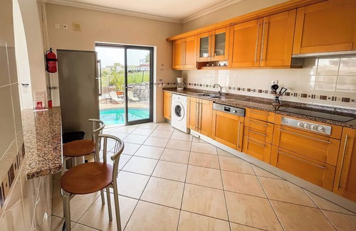 Albardeira Villa | Villa de lujo con vista al mar, piscina climatizada, aire acondicionado, cerca de la playa, puerto deportivo y ciudad
