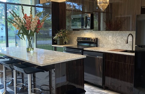 Coconut Creek Casa | Luxury Villa with full size washer and dryer within 5 miles of the beach