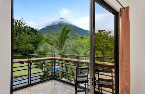Villa Bonita Cabina | Luxury Volcano View! Private Pool & BBQ!