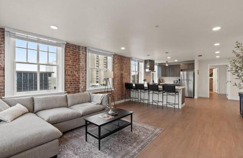 Riverside Apartamento | Luxury w King Beds, Pool Table, Central Downtown!