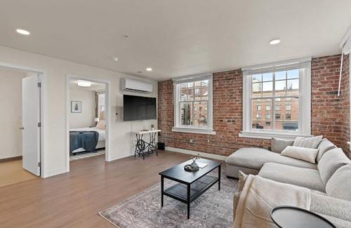 Riverside Apartamento | Luxury w King Beds, Pool Table, Central Downtown!
